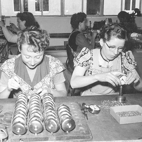 The first industrial pressure gauges are produced